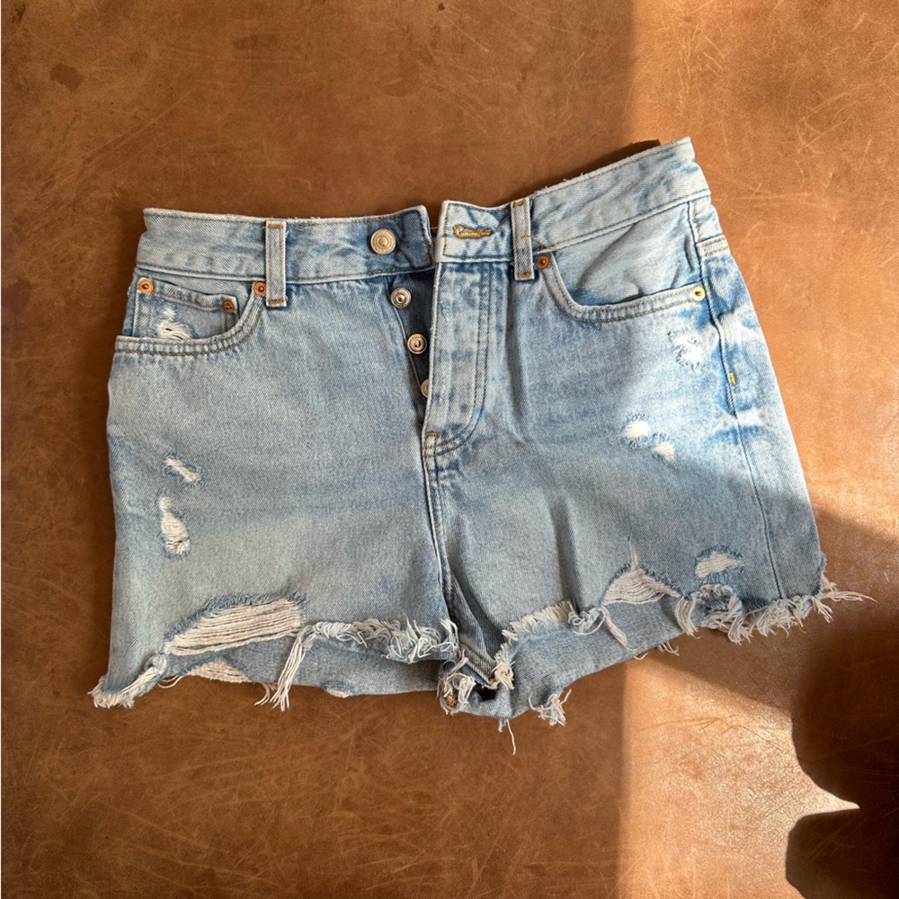 ZARA distressed denim shorts - the Holiday Short